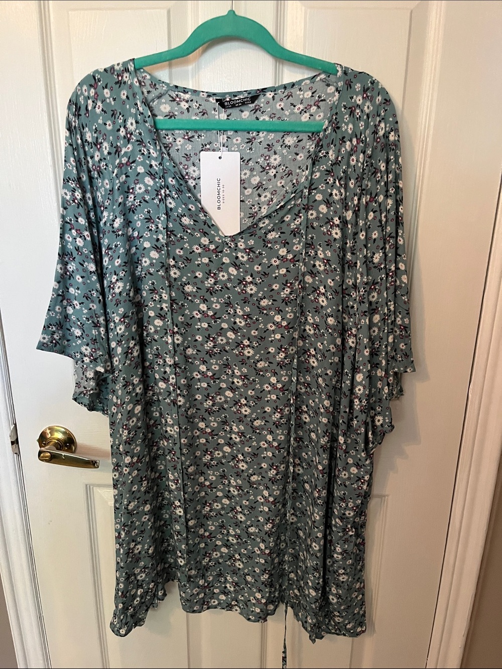 BloomChic Sage Green Floral V-Neck Tunic with White & Pink Daisies